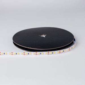 LED traka 12V 3000K 10W sa oznakom DC12V+ na traci, odmotana sa crnog kartonskog kotura