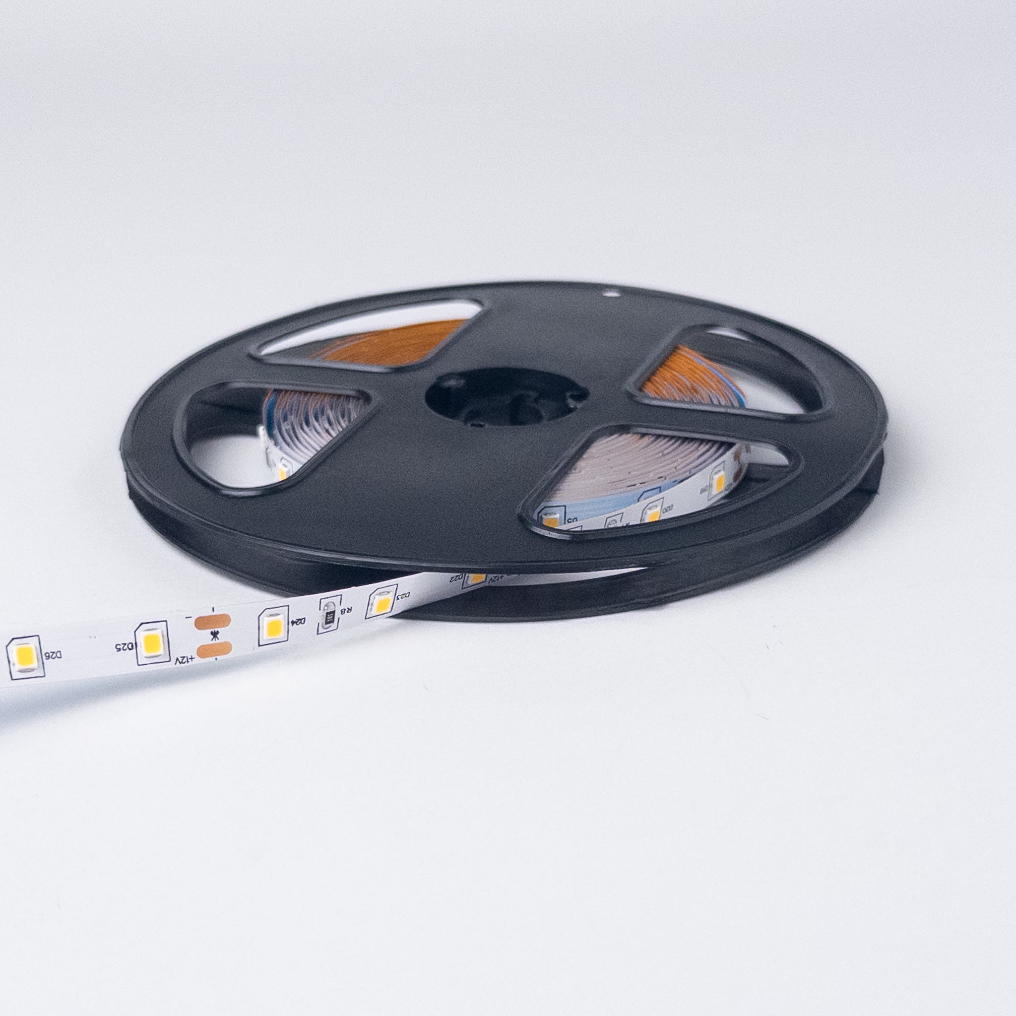 LED traka 3528 3000K na crnom plastičnom koturu, sa bakarnim poljima +12V i minus na svakih 50 mm
