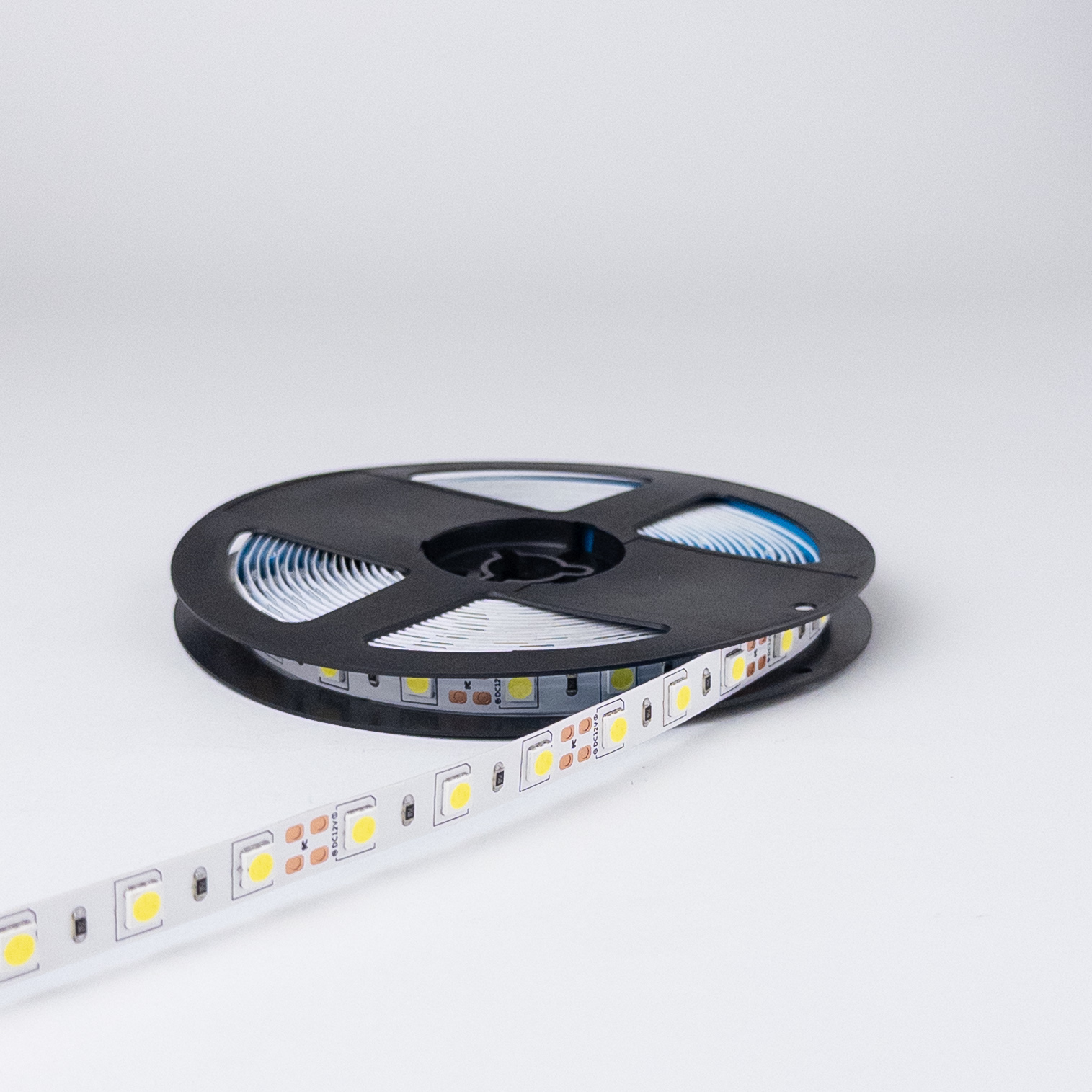 LED traka 5050 6000K, ugašena, sa belom pločom i znakom makaza između bakarnih polja na svakih 50 mm