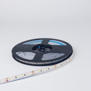 LED traka 6000K 10W IP44 hladno bela, ugašena i namotana na crni kotur, sa simbolom makaza između bakarnih polja