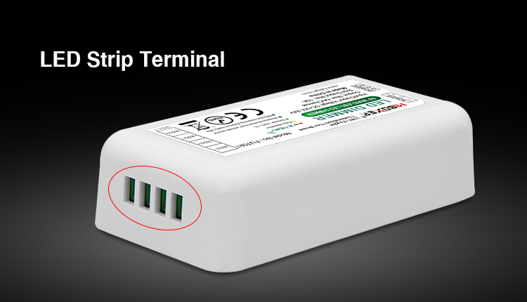 Četiri izlazne stezaljke kontrolera FUT021, dva para za jednobojnu traku, natpis LED Strip Terminal
