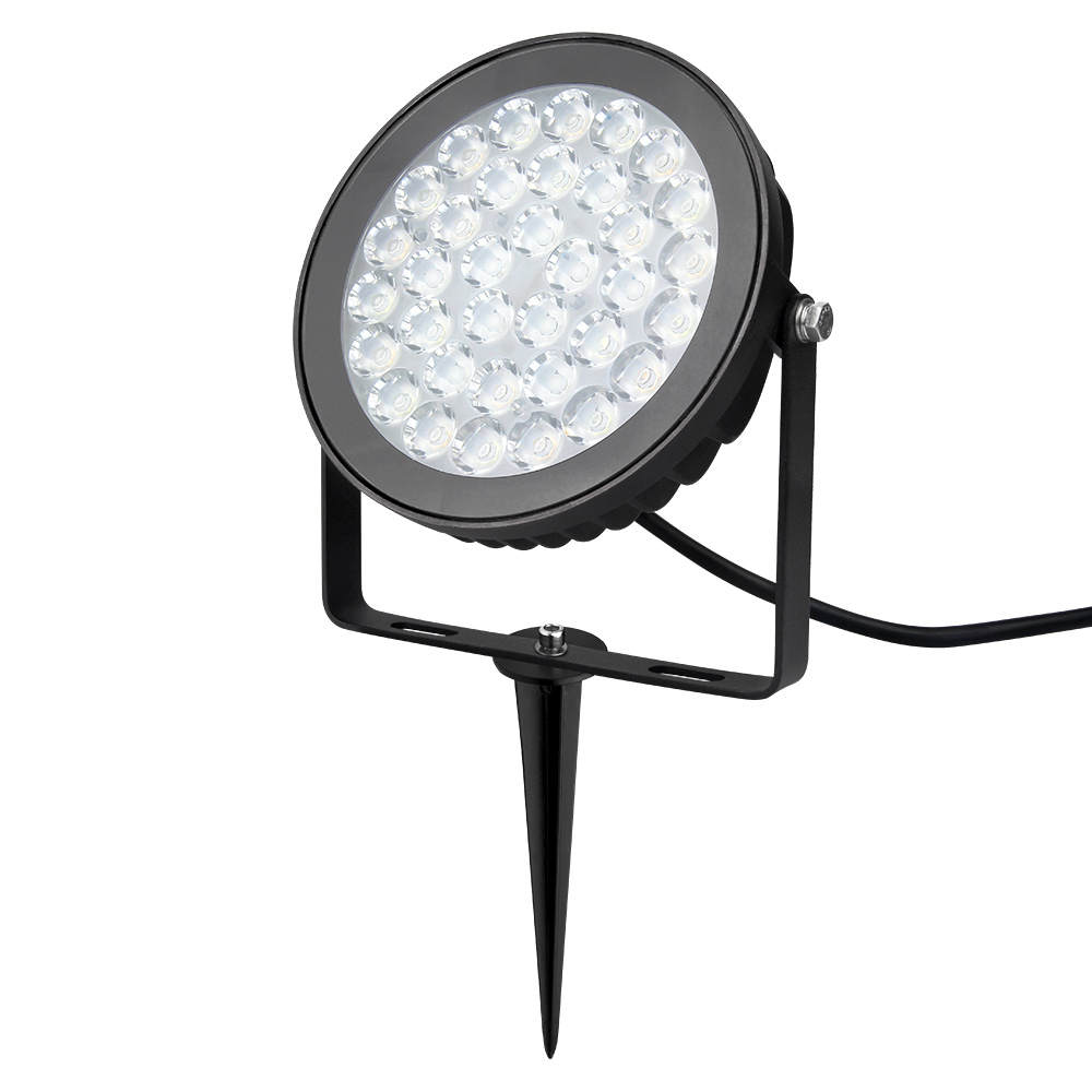 Crna baštenska lampa FUTC05 na šiljku za zabadanje u zemlju, sa glavom nagnutom na stremenu i kablom pozadi