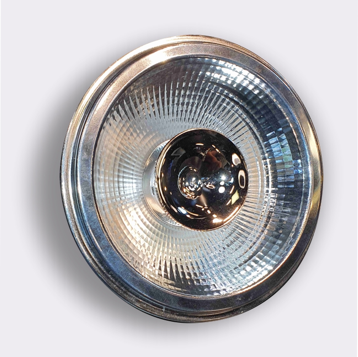 LED sijalica AR111 12W spreda, srebrni reflektor sa radijalnim fasetama i hromiranom kapom u sredini