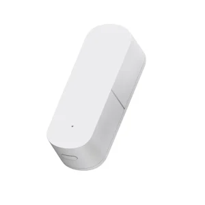Zigbee senzor vibracija MOES ZSS-Z-VBR-A-EN, beo izduženi uređaj zaobljenih krajeva sa malom tačkom na prednjoj strani i ovalnim dugmetom na čeonoj strani