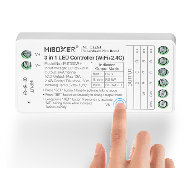 FUT037W+ spreda, prst na tasteru SET i tri reda oznaka izlaza za RGB, RGBW i RGB+CCT traku