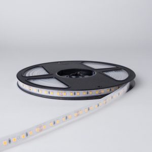 LED traka 3000K IP65 na crnom koturu, sa natpisom +24V, simbolom makaza i znakom CE na ploči