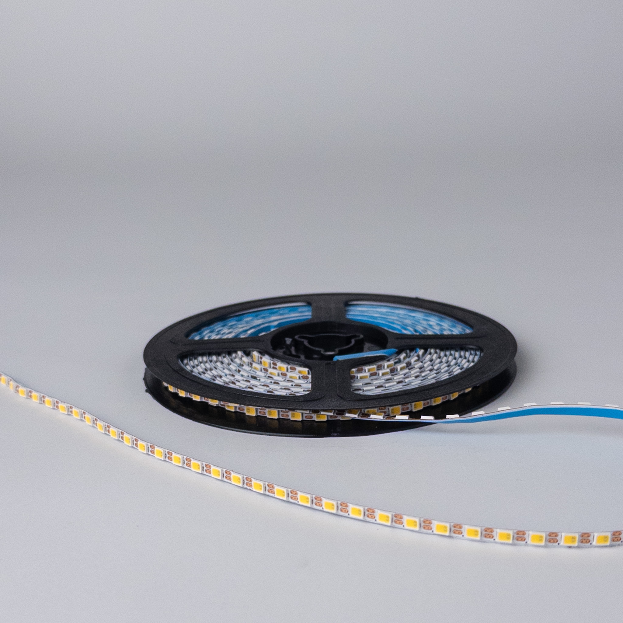LED traka 3mm 4000K sa diodama 2835 u jednom redu, neupaljena, na crnom koturu