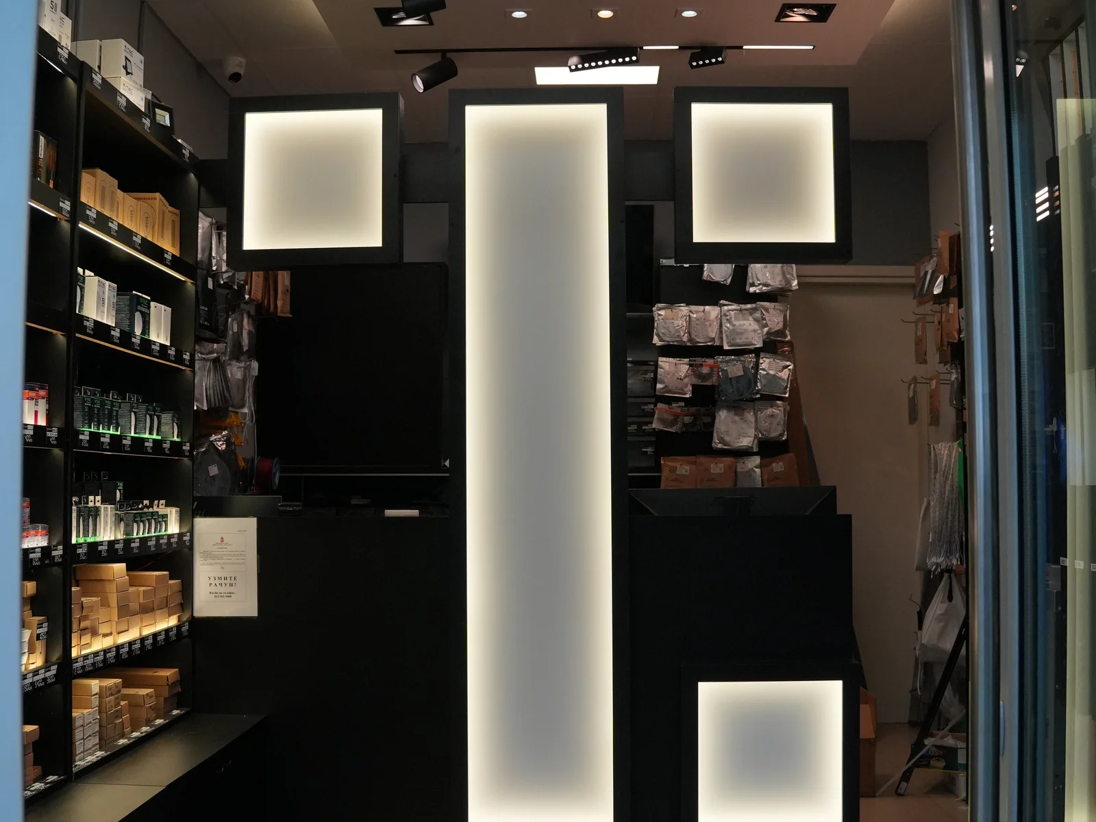 Izlog LEDTRAKE prodavnice u Đorđa Stanojevića 9b, Novi Beograd